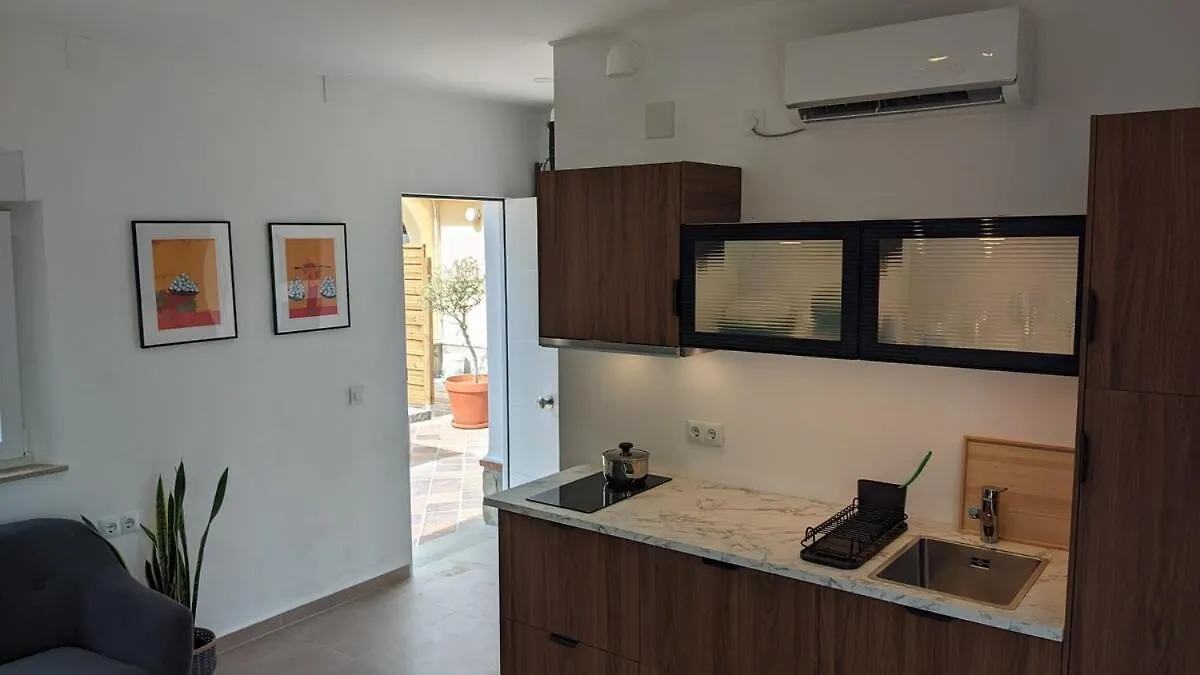 בקתה נובו סנקטי פטרי 2-Person Studio, Private Splash Pool, 5 Min Beach